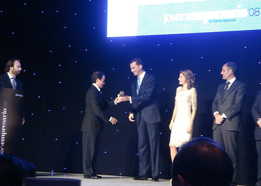 Ricardo Buil recibe el premio de la mano de S.A.R el Príncipe Felipe