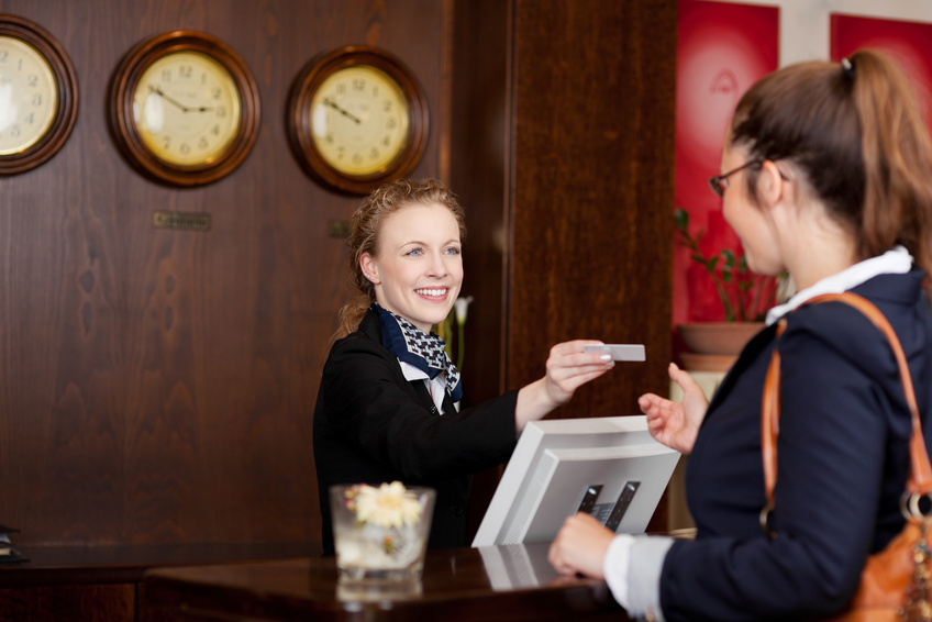 gast im hotel erhält die karte