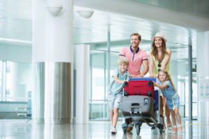 familia en el aeropuerto