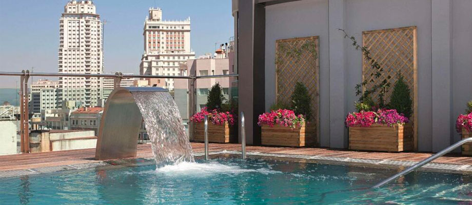 hoteles con piscina gran via madrid